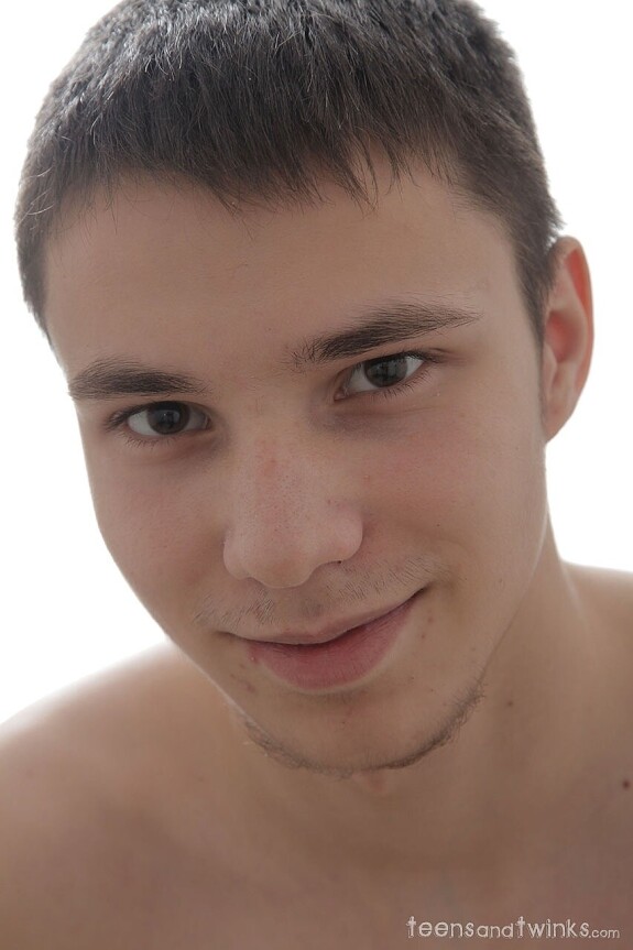 Short-haired twink Deryk strips his clothes and undies and masturbates