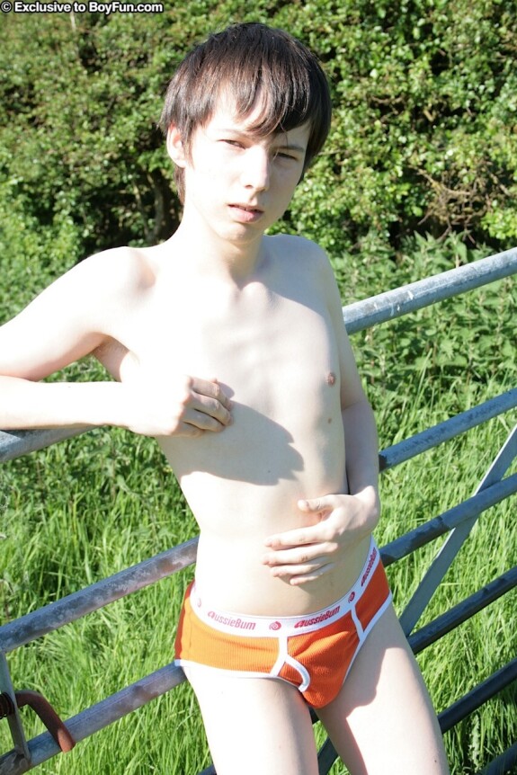 Skinny twink Matt Steel jerks his yummy dick until he ejaculates outdoors