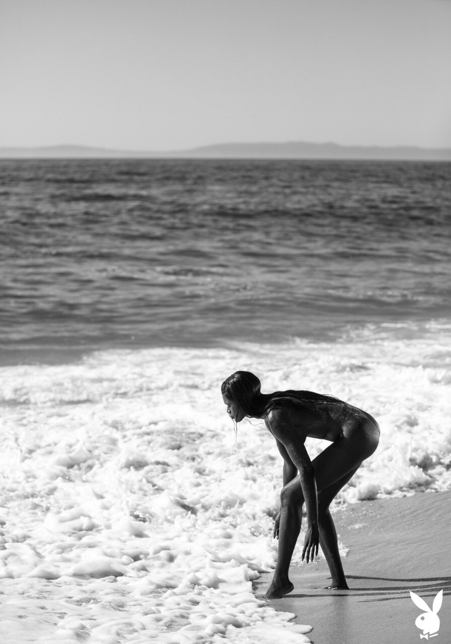 La glamour française Naomi Nash expose ses courbes d'ébène excitées à la plage