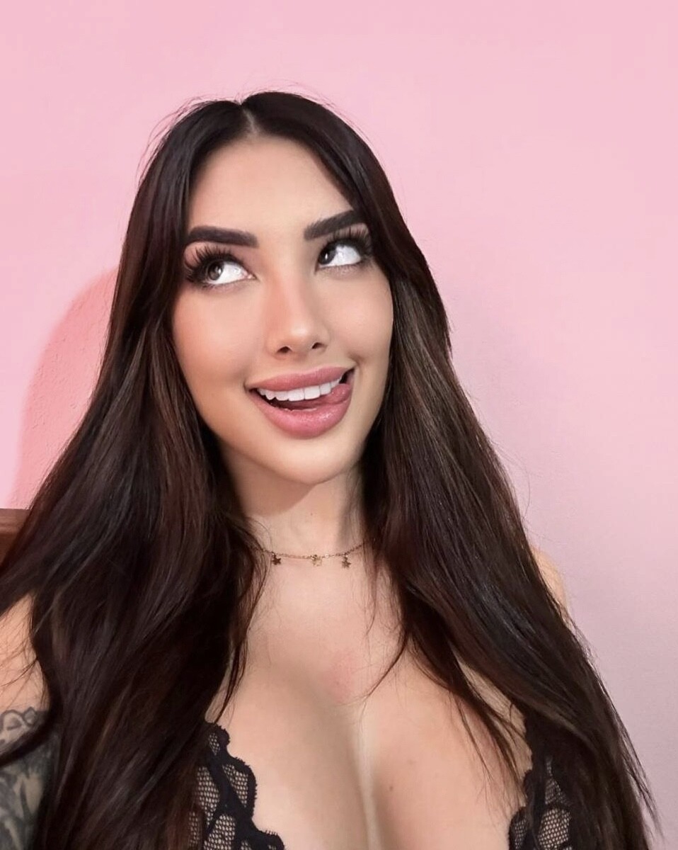 Teen Latina Linn Oak exposes her wonderful big boobs and poses in a solo show