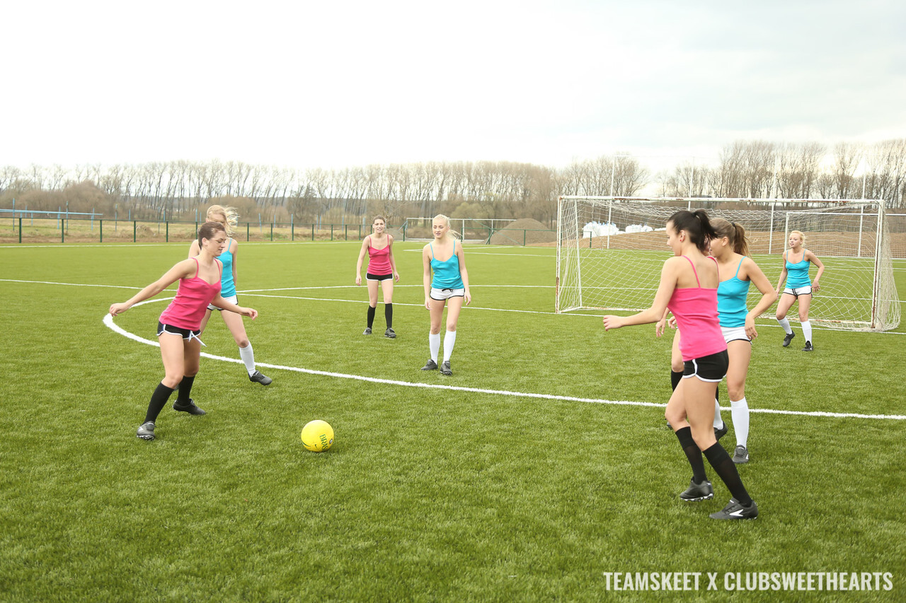 Calcio donne display loro nostro bodies a il sphere prima di lesbica orgia in un doccia