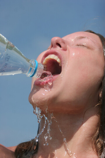 Jovencita desnuda puta ansiosa Janet vierte agua a lo largo de su atractivo marco y baños de sol exterior