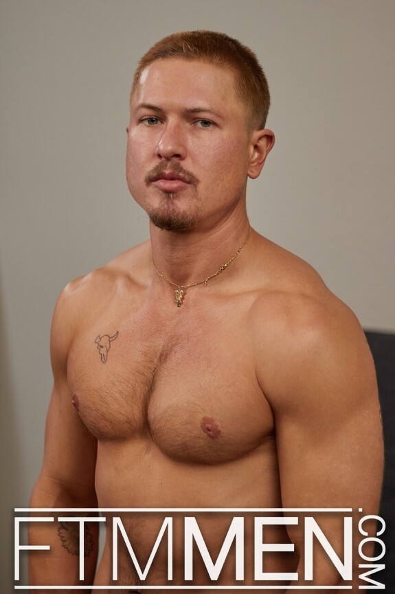 Muscular blonde Beaux James unveils his sexy body and masturbates