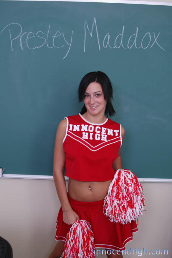 Bruna cheerleader Presley Maddox suggerisce il suo a base di erbe tette a scuola