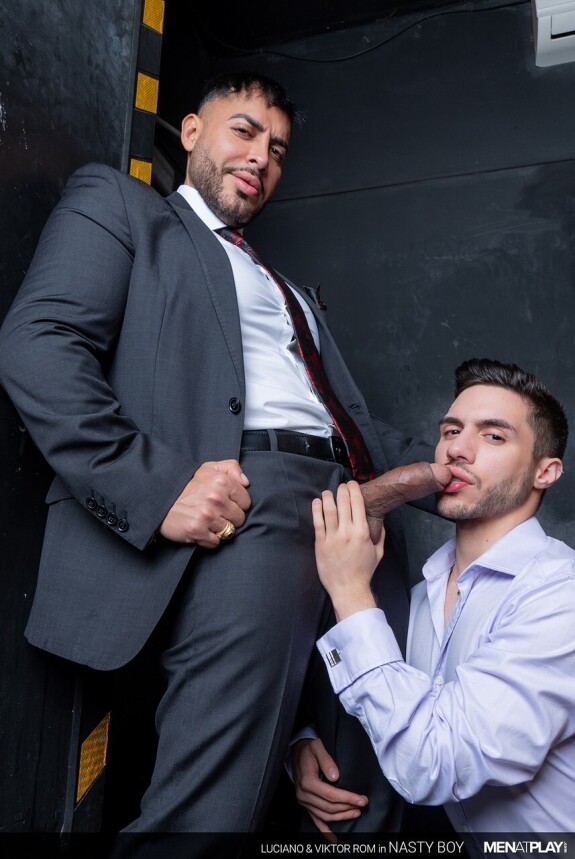 Sexy jocks Luciano and Viktor Rom fuck hard through the gloryhole