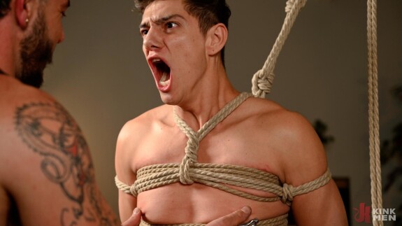 Muscular gay Ian Holmes analizes a submissive twink in rope bondage