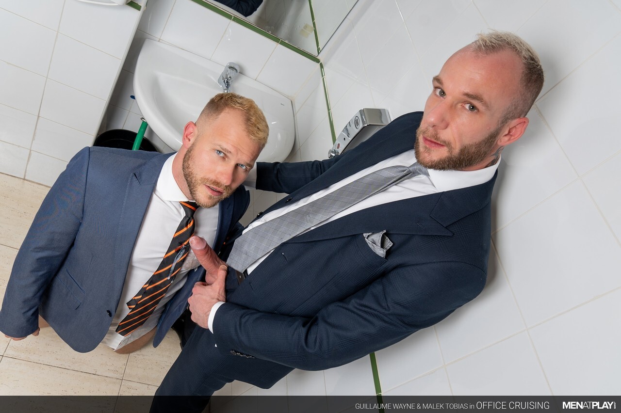 Gay colleghi Malek Tobias & Guillaume Wayne si dilettano in un paio di doggystyle sesso anale