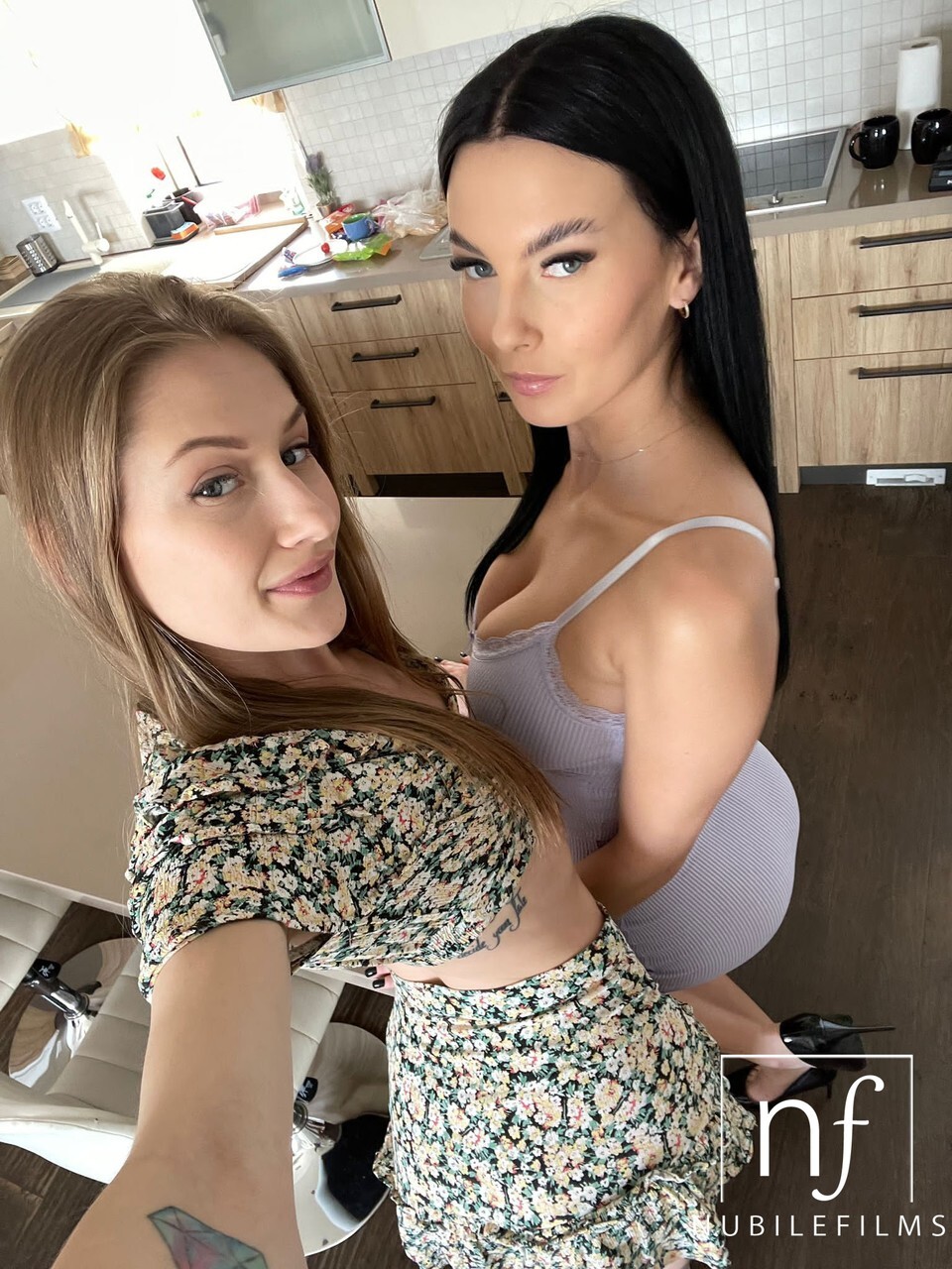 Die zierlichen Babes Simon Kitty & Tiffany Tatum teilen riesige Schwänze in einem wilden Vierer