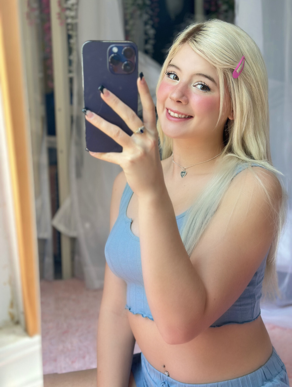 Blondynka tylko fani Cam babe Yumi Bumsy pyszni jej duży tyłek w napalone kompilacji