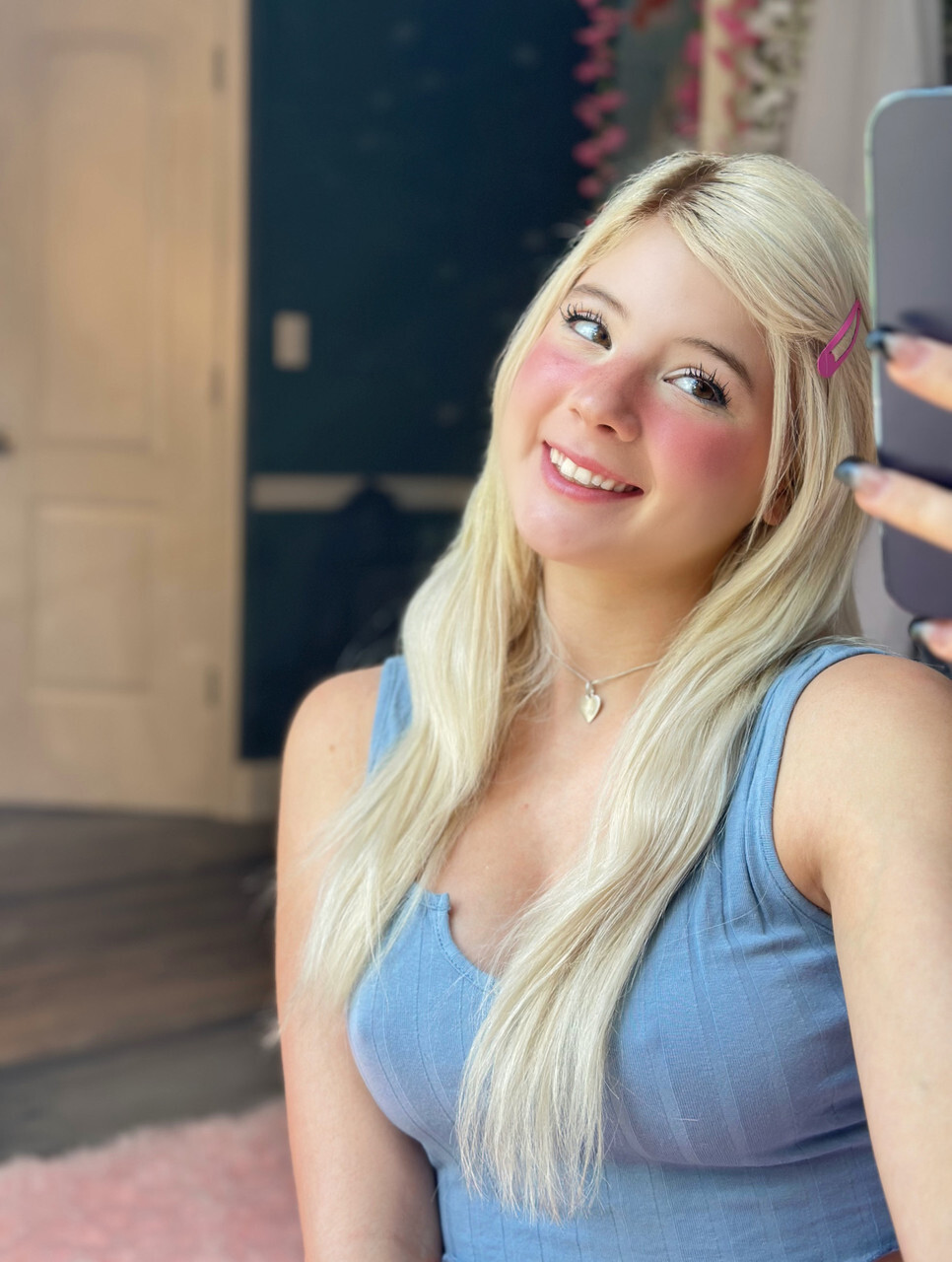 Das blonde Nur-Fans-Cam-Babe Yumi Bumsy zeigt ihren großen Arsch in einer geilen Zusammenstellung