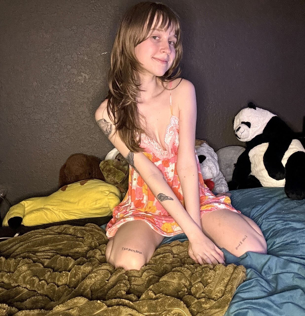 Bella, une adolescente débutante sexy, pose de manière séduisante dans sa chemise de nuit