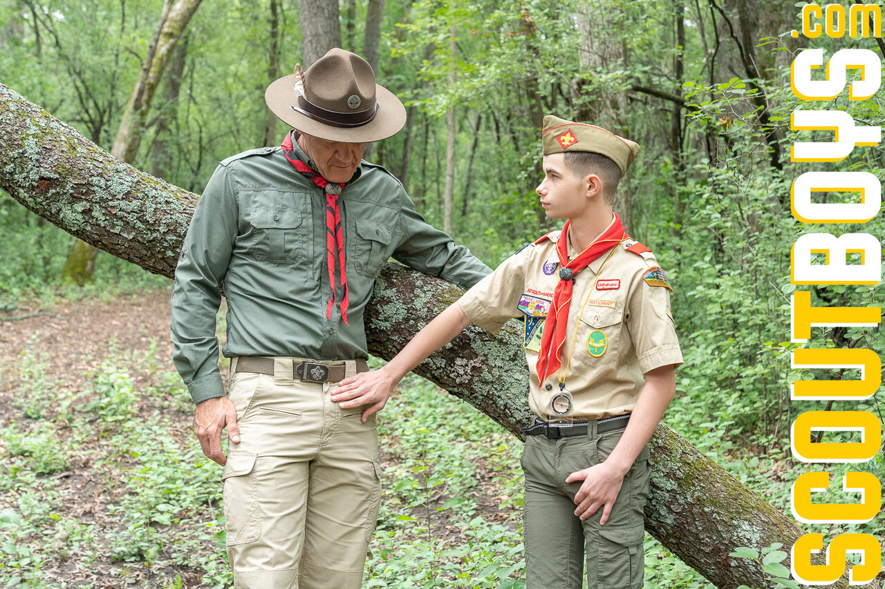 Maturo frocio scoutmaster Maxwell strisce un ragazzo e scopa lui mentre fuori escursioni