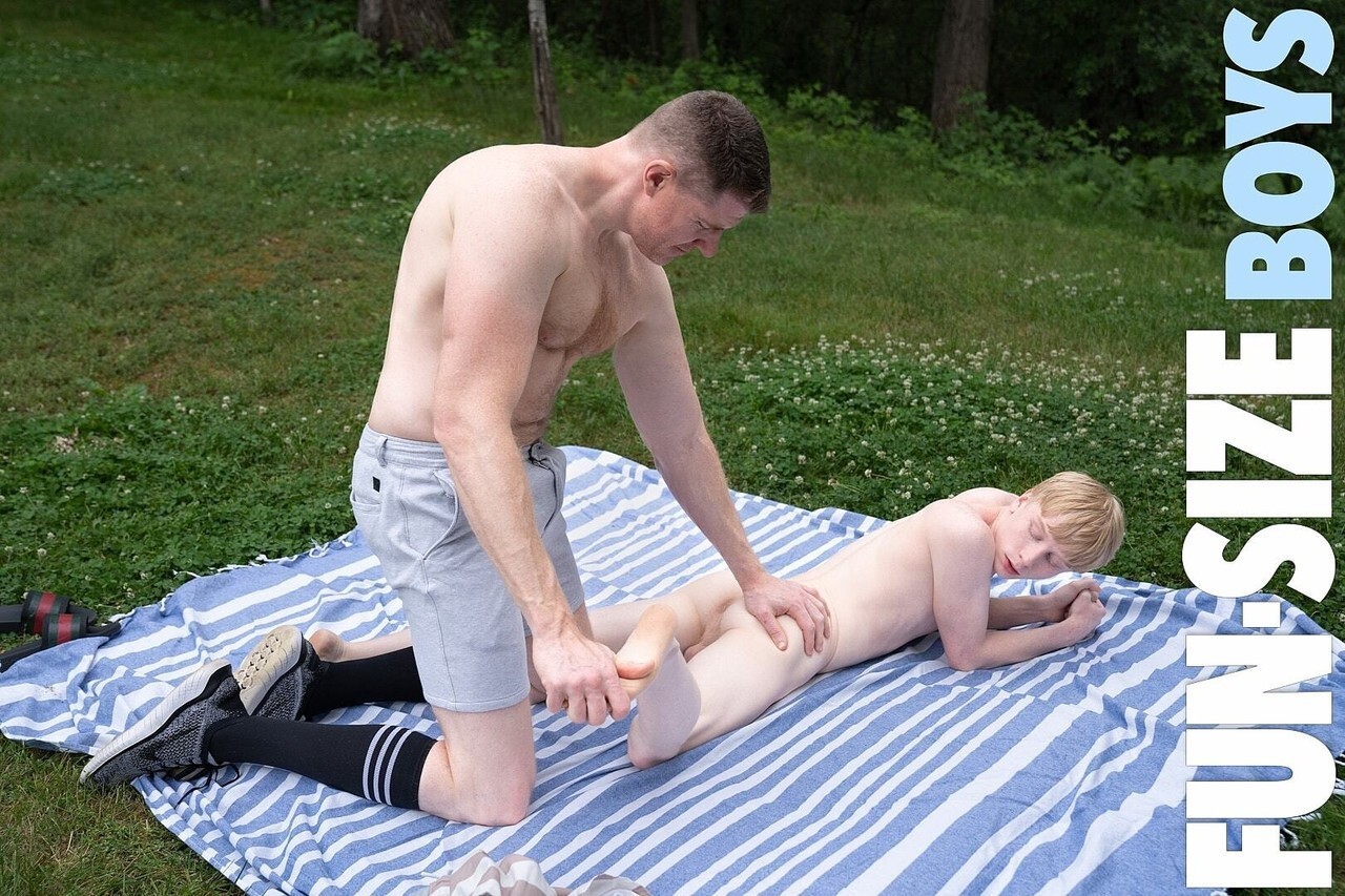 Bodybuilder Dr Wolf receives his dick sucked with the aid of using Caleb earlier than fucking him outdoors