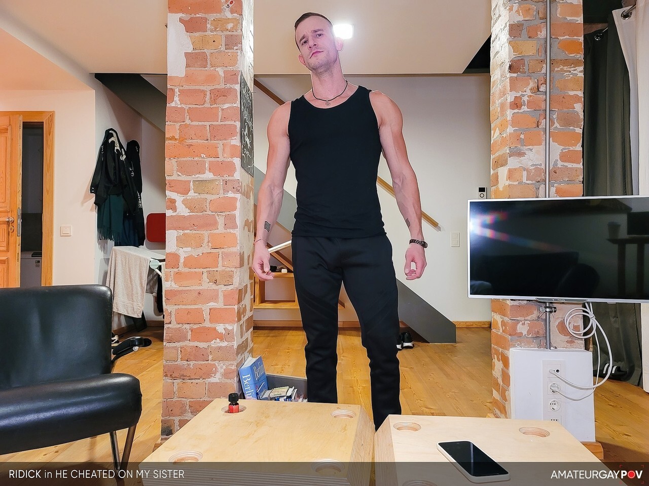 Appeso gay Manuel Skye ha POV sesso anale con un curvy fondo dopo ottenere la testa