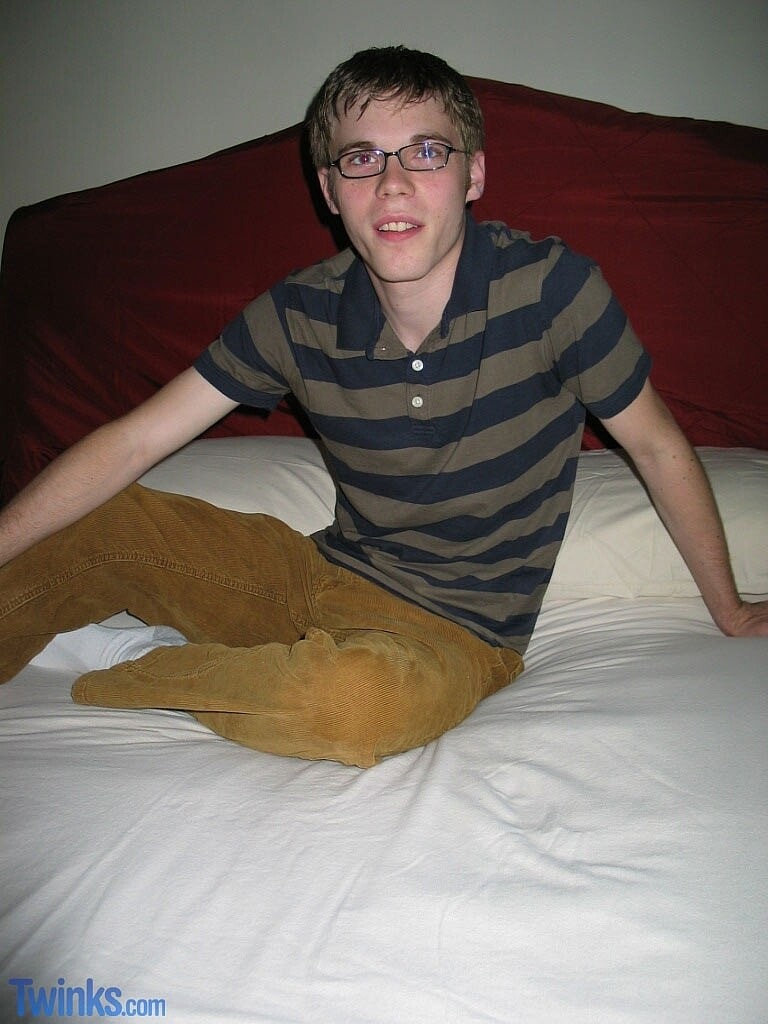 Nerdy twink in glasses Billy Gee suggests his slender discern and jerks off his dick