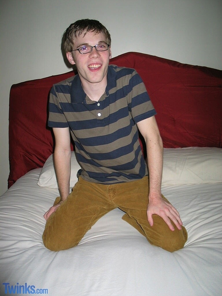 Nerdy twink in glasses Billy Gee suggests his slender discern and jerks off his dick