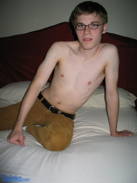 Nerdy twink in glasses Billy Gee shows his slim figure and jerks off his dick