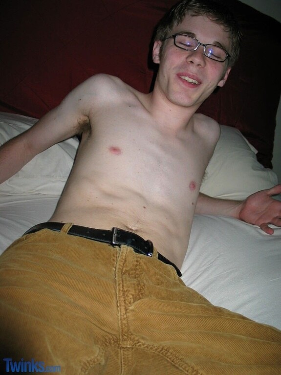 Nerdy twink in glasses Billy Gee shows his slim figure and jerks off his dick