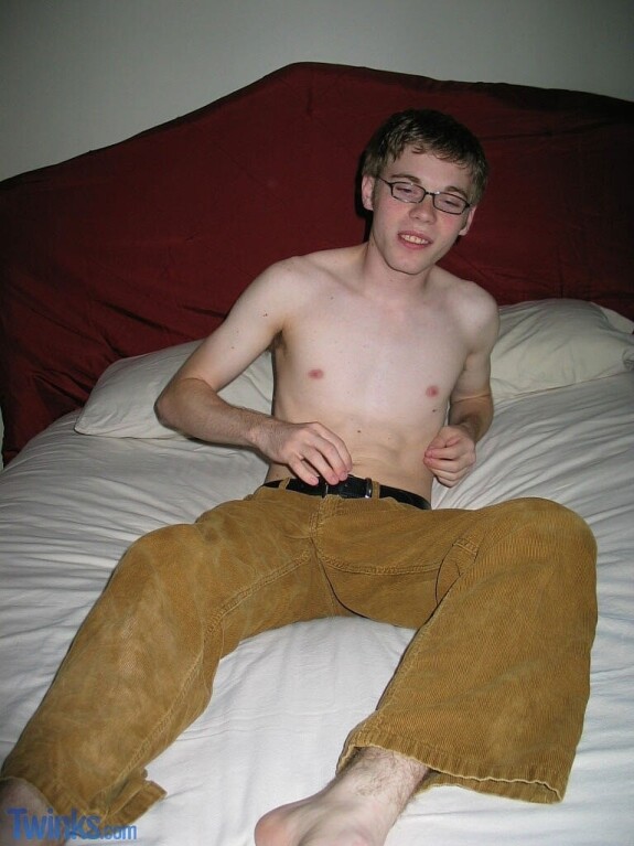 Nerdy twink in glasses Billy Gee shows his slim figure and jerks off his dick