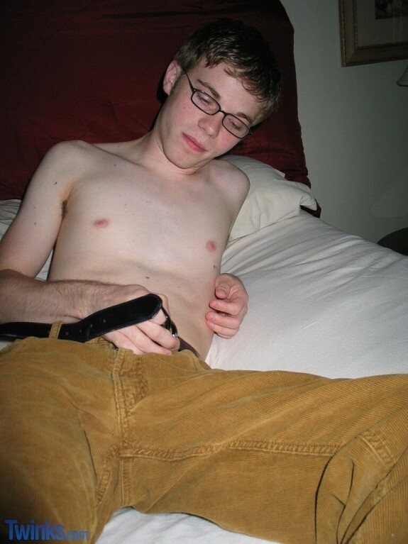 Nerdy twink in glasses Billy Gee shows his slim figure and jerks off his dick