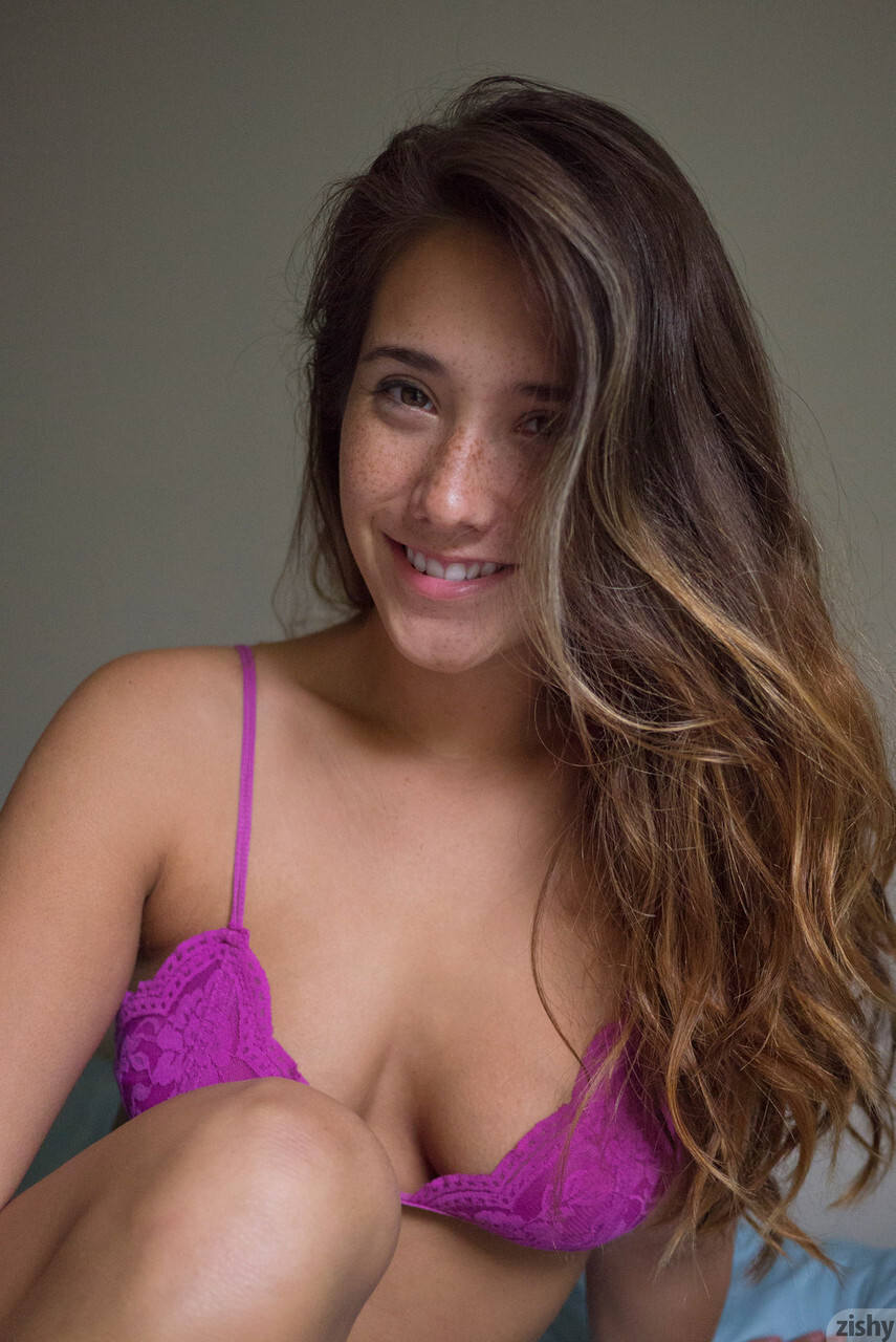 Beautiful babe Eva Lovia flaunting warm frame in attractive panties & bra on her bed