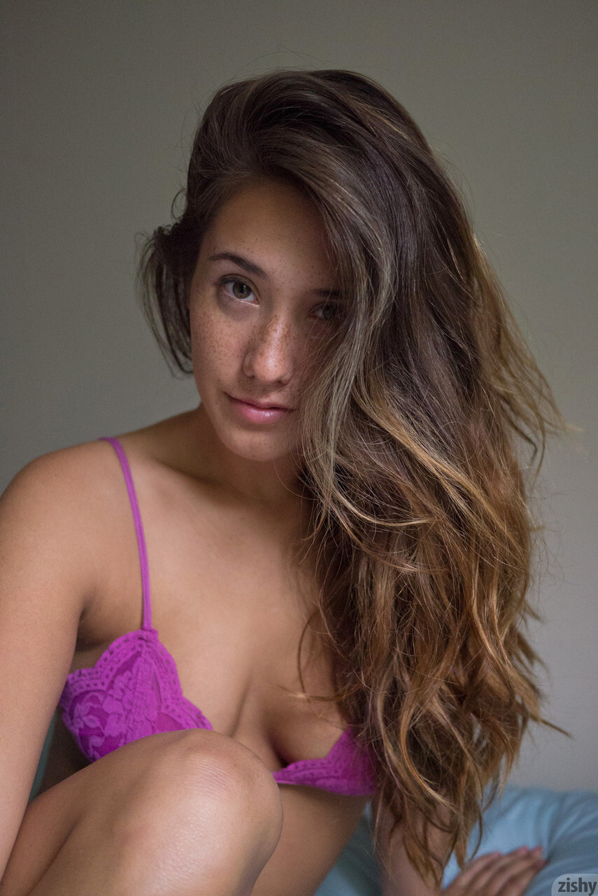 Beautiful babe Eva Lovia flaunting warm frame in attractive panties & bra on her bed