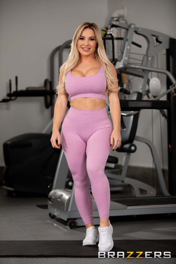 Blonde spouse Amber Jade indicates her large titties and large ass withinside the gym