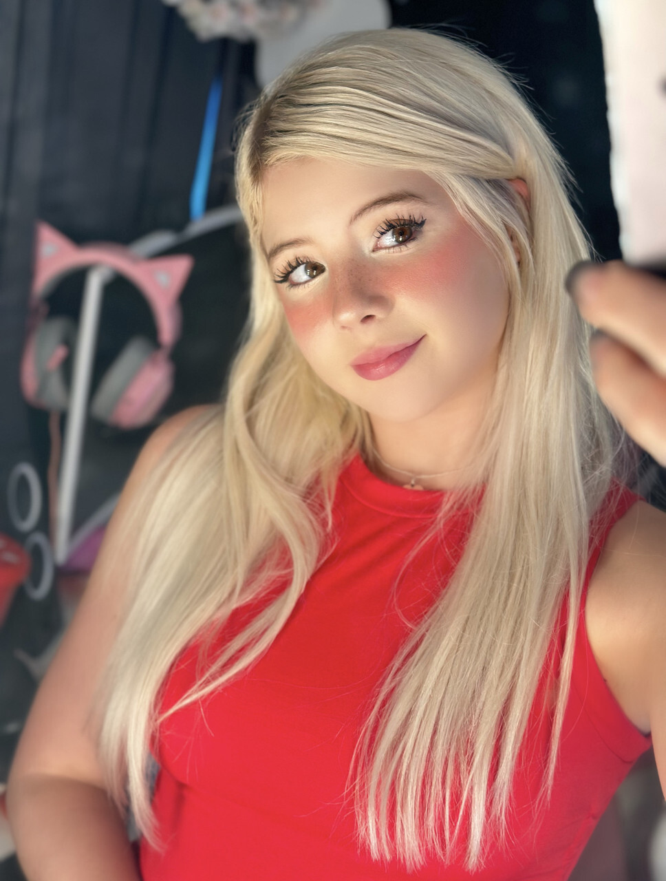 La sexy rubia Yumi Bumsy sugiere su enorme culo en una cálida compilación