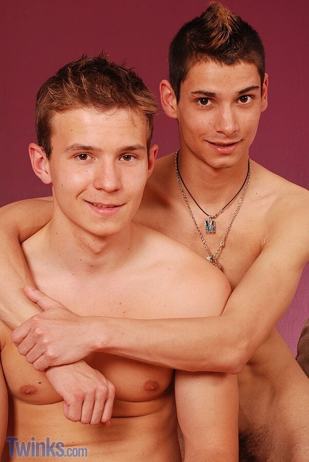 Heiße twinks Martin Corvin und Tom Robins lutschen sich gegenseitig den Schwanz und haben analsex