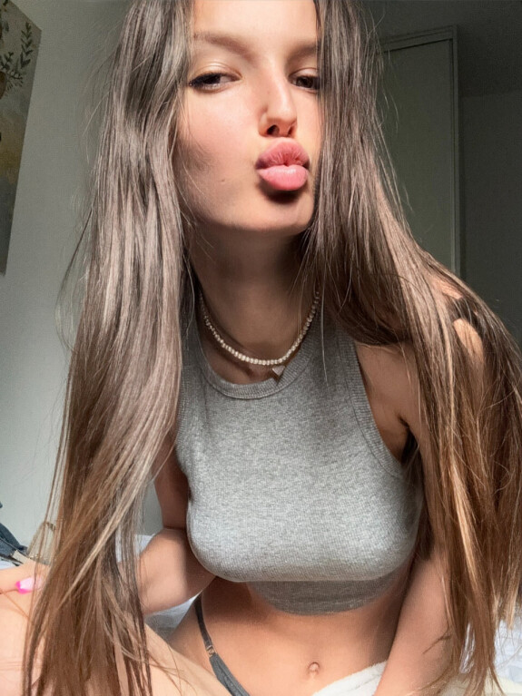 La belle cam babe d'OnlyFans montre son corps svelte et sans défaut