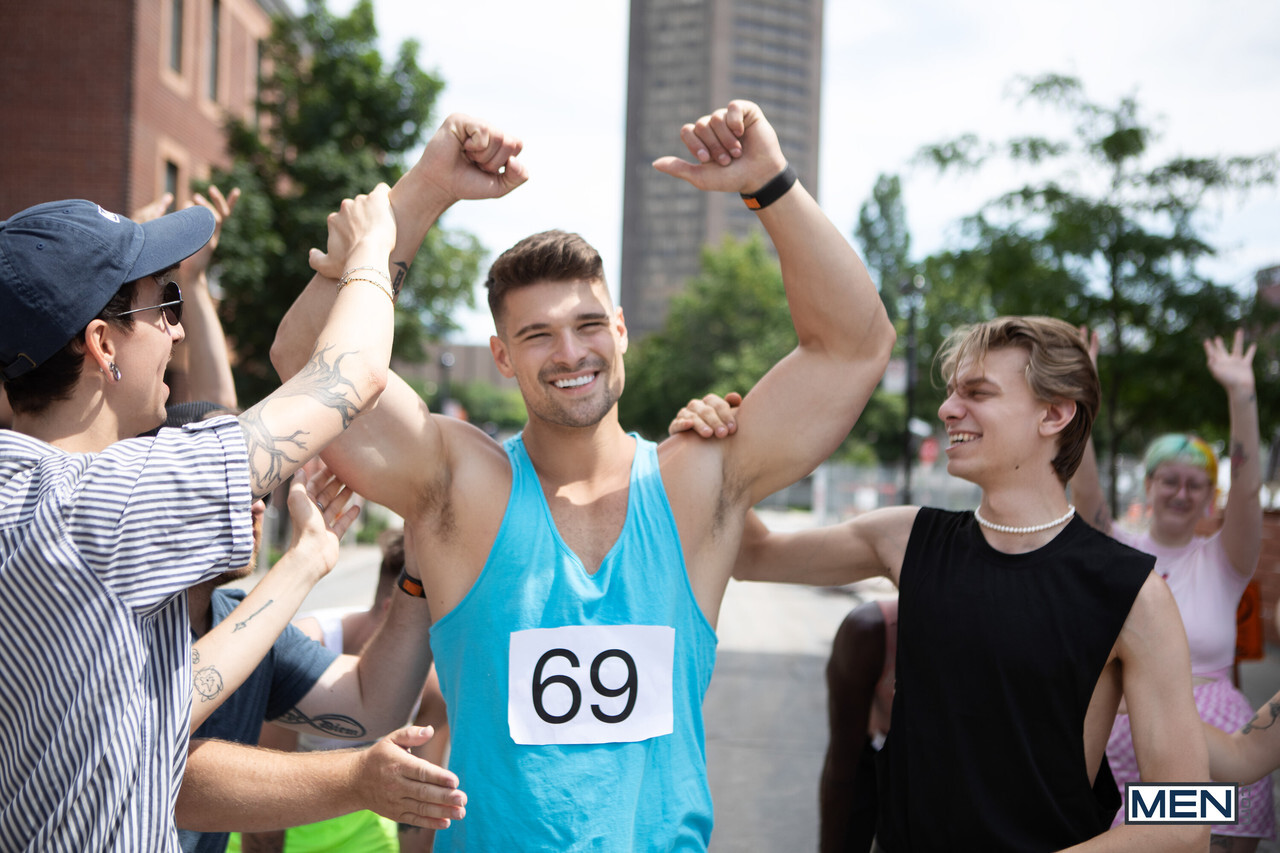 Der muskulöse homosexuelle Malik Delgaty genießt wilden Analverkehr mit einem warmen Twink