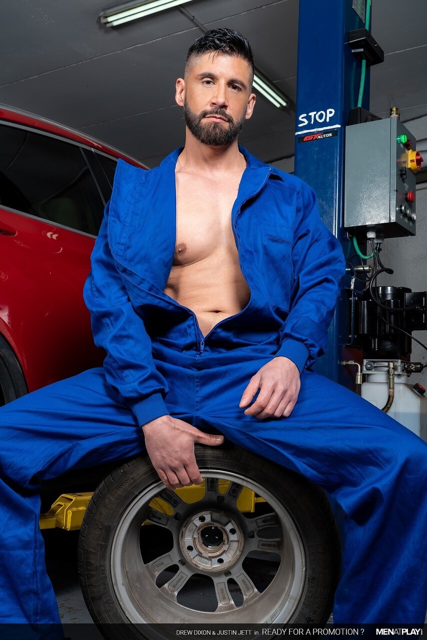 Gay car dealer Drew Dixon gets analized by horny mechanic Justin Jett