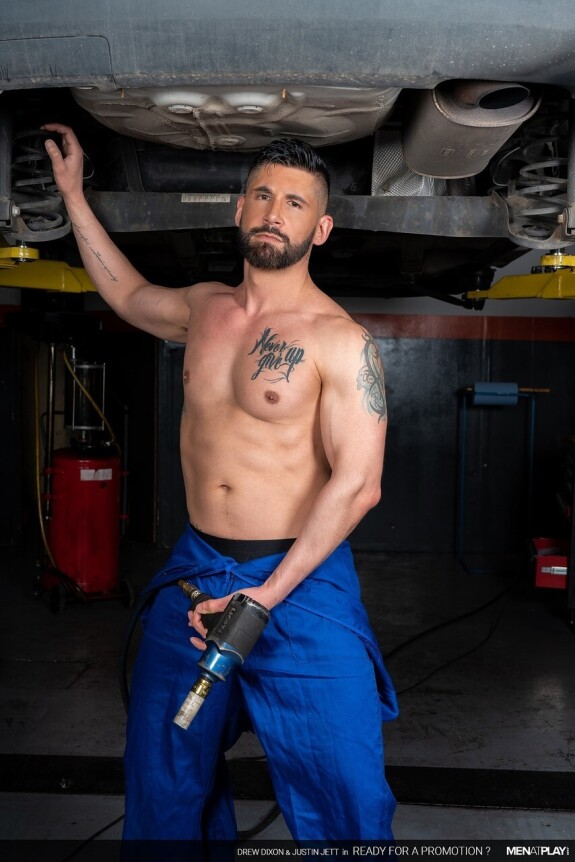 Gay car dealer Drew Dixon gets analized by horny mechanic Justin Jett