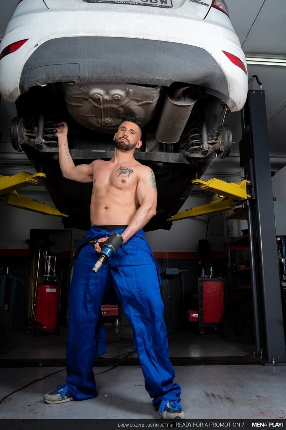 Gay car dealer Drew Dixon gets analized by horny mechanic Justin Jett