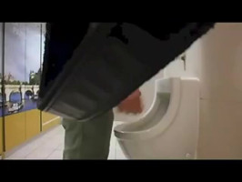 toller Mann, der in der öffentlichen Toilette kreuzt