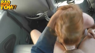 Rousse suce la bite d'un chauffeur avec à l'intérieur de la vidéo via des moyens de mauvaise baise de remorquage