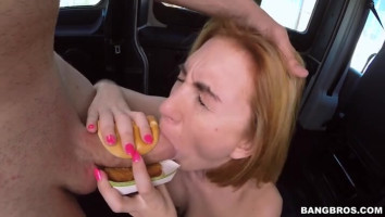 Sexy comme une putain de milf consommant son savoureux sandwich à la bite!