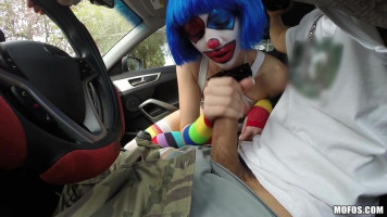 Clown mince maigre donnant une tête agréable avec à l'intérieur de l'automobile