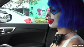 Payaso cachondo con cabello azul consigue un viaje agradable en un video de adolescentes varados