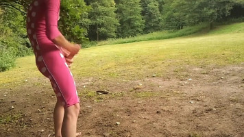 giovane ragazzo in mid-light suit masturbarsi e sperma all'aperto