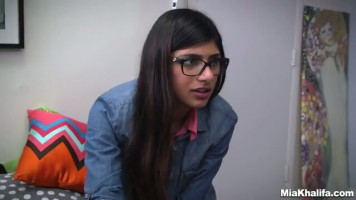 Trío con una árabe Mia Khalifa chupando una polla