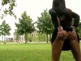 Morena abre sus piernas al aire libre después de lo cual traga cada gota de mi semen