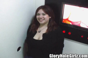 Impresionante puta pelirroja de búsqueda está chupando en el Gloryhole