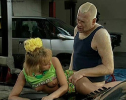 Superbe blonde offre une tête formidable et traite avec un papa