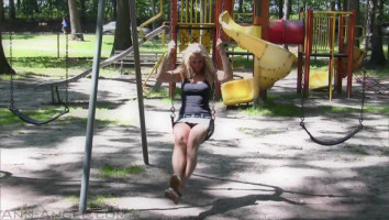 Une étonnante cam girl blonde pisse avec à l'intérieur du parc et exhibe sa chatte