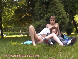 Puta pública sexy le chupa la polla a su novio dentro del parque