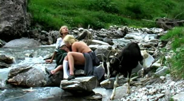 Schwanzliebende Beschwerde Valerie Hilton spielt einen blowjob durch den Fluss