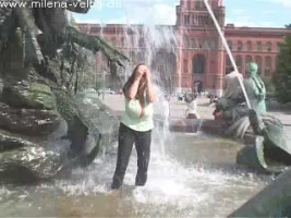 Une MILF entièrement vêtue avec d'énormes seins à base de plantes est en dessous de la cascade