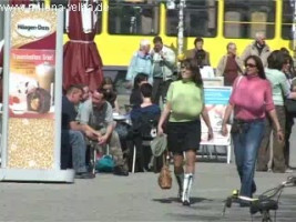 Zwei wunderbare MILFs mit massiven Titten schlendern auf der Straße herum