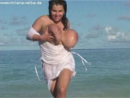 Herausragendes und ästhetisches Fotoshooting auf der Insel mit einer vollbusigen MILF